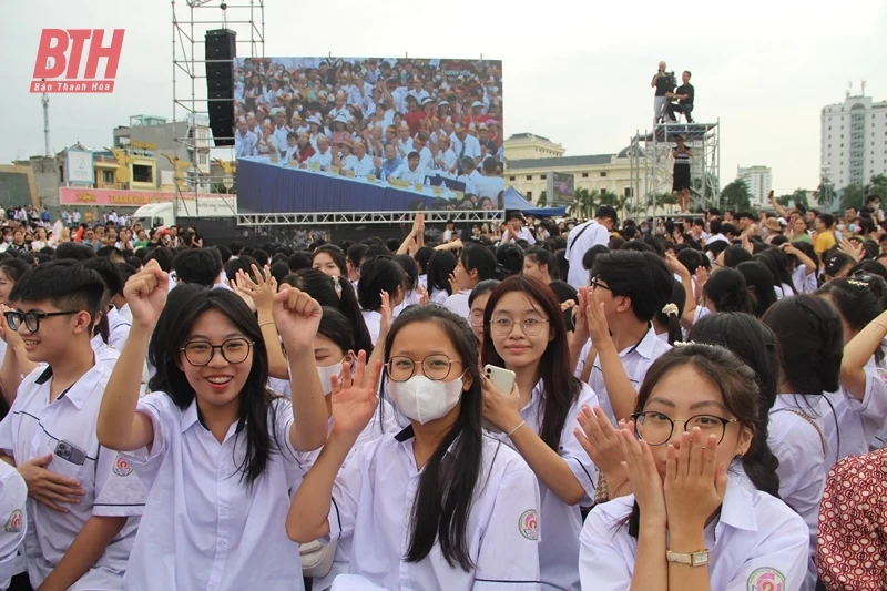 Hàng nghìn cổ động viên cổ vũ cho Lê Xuân Mạnh tại điểm cầu Quảng trường Lam Sơn