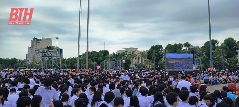 Hàng nghìn cổ động viên cổ vũ cho Lê Xuân Mạnh tại điểm cầu Quảng trường Lam Sơn
