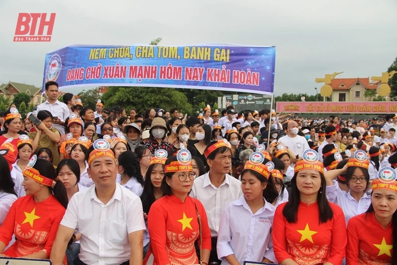 Hàng nghìn cổ động viên cổ vũ cho Lê Xuân Mạnh tại điểm cầu Quảng trường Lam Sơn