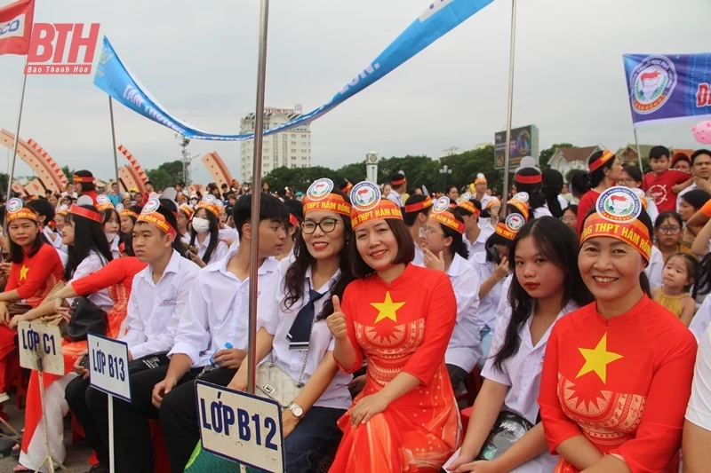 Hàng nghìn cổ động viên cổ vũ cho Lê Xuân Mạnh tại điểm cầu Quảng trường Lam Sơn