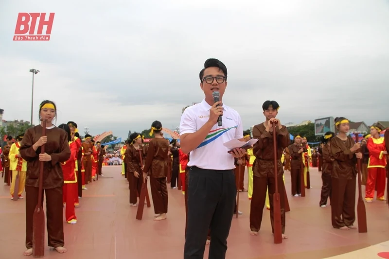 Hàng nghìn cổ động viên cổ vũ cho Lê Xuân Mạnh tại điểm cầu Quảng trường Lam Sơn