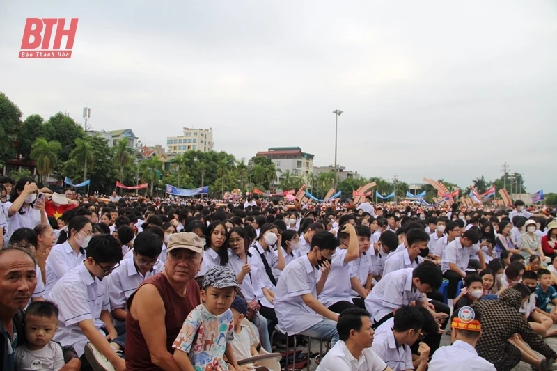 Hàng nghìn cổ động viên cổ vũ cho Lê Xuân Mạnh tại điểm cầu Quảng trường Lam Sơn