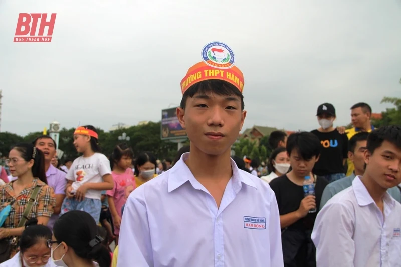 Hàng nghìn cổ động viên cổ vũ cho Lê Xuân Mạnh tại điểm cầu Quảng trường Lam Sơn