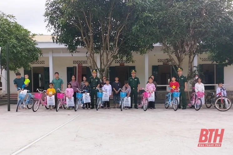 Đồn Biên phòng Trung Lý hỗ trợ học sinh khó khăn khu vực biên giới
