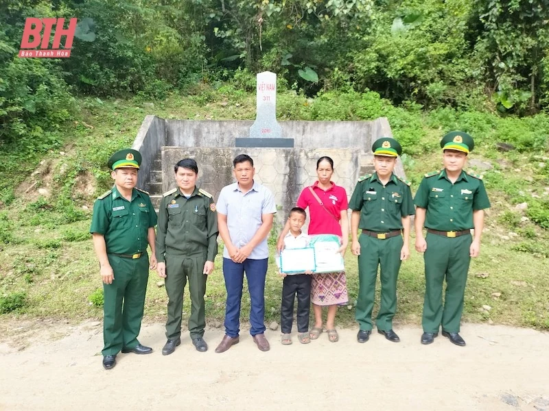 Đồn Biên phòng Trung Lý hỗ trợ học sinh khó khăn khu vực biên giới