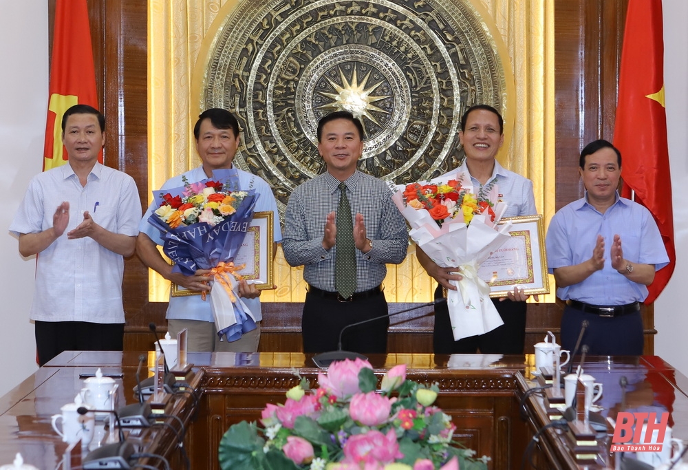 Trao tặng huy hiệu Đảng cho các đồng chí nguyên lãnh đạo tỉnh