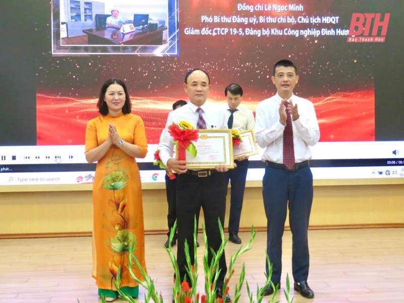 Biểu dương, khen thưởng 28 bí thư đảng ủy, chi bộ, đảng viên là doanh nhân tiêu biểu năm 2023