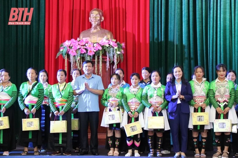 Giao lưu Câu lạc bộ “Phụ nữ giữ gìn và phát huy bản sắc văn hóa dân tộc Mông”