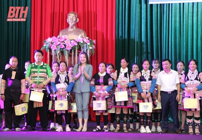 Giao lưu Câu lạc bộ “Phụ nữ giữ gìn và phát huy bản sắc văn hóa dân tộc Mông”