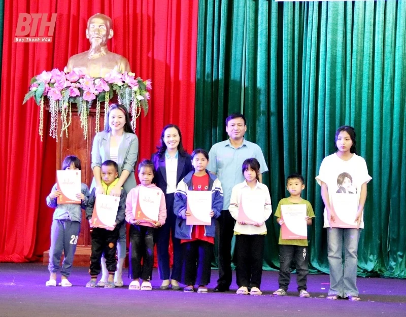 Giao lưu Câu lạc bộ “Phụ nữ giữ gìn và phát huy bản sắc văn hóa dân tộc Mông”