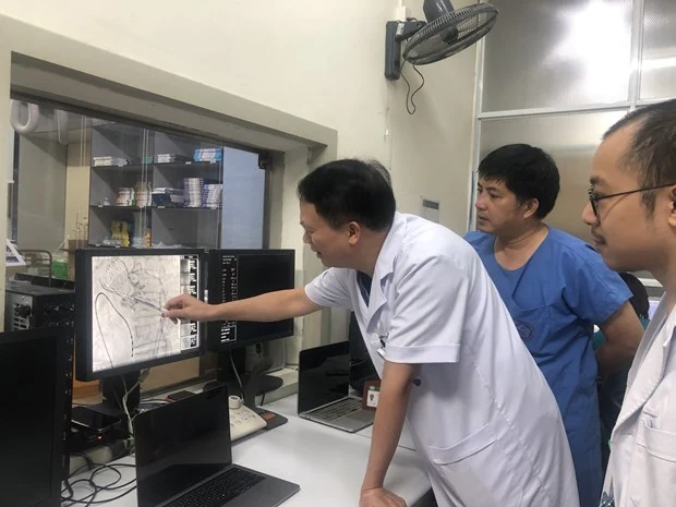 Lần đầu tiên tại Việt Nam bác sỹ thay van trong van động mạch chủ