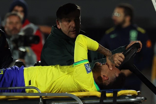 CLB CAHN tan nát lực lượng trước vòng mở màn V.League 2023/24; Neymar bật khóc khi dính chấn thương nặng
