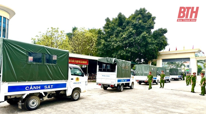 Bàn giao 217 xe ô tô tải cho công an xã, thị trấn