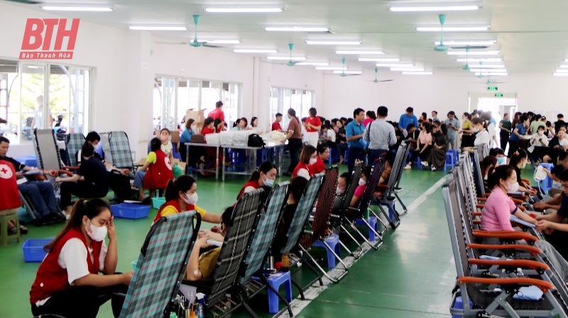 Hơn 400 công nhân lao động của Công ty TNHH Sakurai Việt Nam tham gia hiến máu tình nguyện