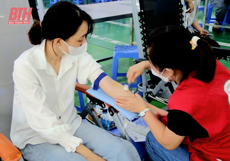 Hơn 400 công nhân lao động của Công ty TNHH Sakurai Việt Nam tham gia hiến máu tình nguyện