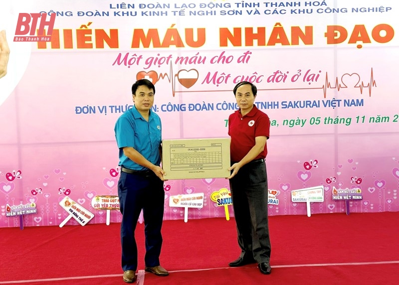 Hơn 400 công nhân lao động của Công ty TNHH Sakurai Việt Nam tham gia hiến máu tình nguyện
