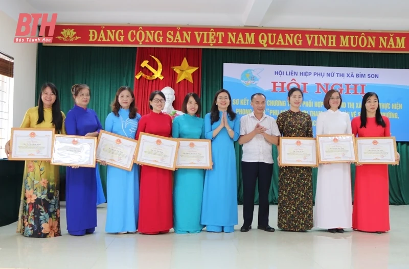 Phụ nữ thị xã Bỉm Sơn giữ gìn vệ sinh môi trường, xây dựng đô thị xanh, sạch, đẹp