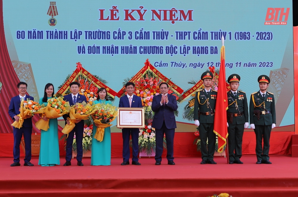 Thủ tướng Chính phủ Phạm Minh Chính dự lễ kỷ niệm 60 năm thành lập Trường THPT Cẩm Thủy 1 và đón nhận Huân chương Độc lập hạng Ba