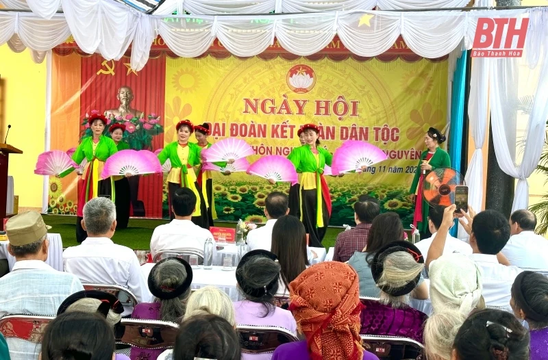 Thiếu tướng Trần Phú Hà, Giám đốc Công an tỉnh dự Ngày hội Đại đoàn kết toàn dân tộc tại thôn Nguyên Lý
