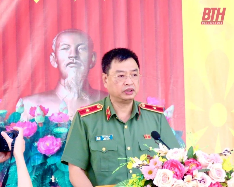 Thiếu tướng Trần Phú Hà, Giám đốc Công an tỉnh dự Ngày hội Đại đoàn kết toàn dân tộc tại thôn Nguyên Lý