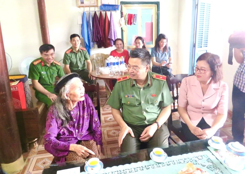 Thiếu tướng Trần Phú Hà, Giám đốc Công an tỉnh dự Ngày hội Đại đoàn kết toàn dân tộc tại thôn Nguyên Lý