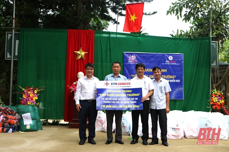 Lan tỏa yêu thương từ chương trình “Tiếp bước em đến trường”