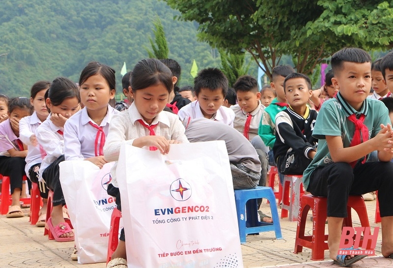 Lan tỏa yêu thương từ chương trình “Tiếp bước em đến trường”