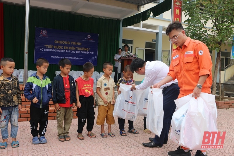 Lan tỏa yêu thương từ chương trình “Tiếp bước em đến trường”