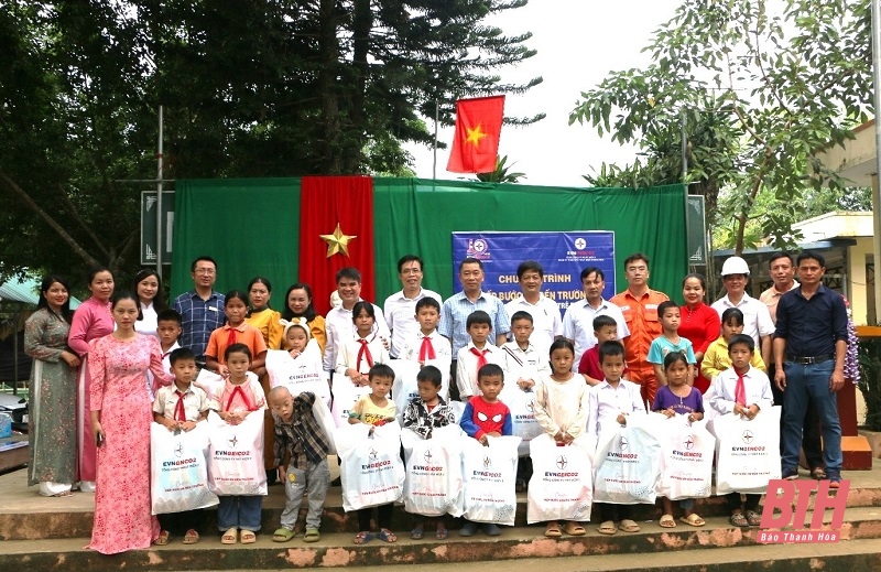 Lan tỏa yêu thương từ chương trình “Tiếp bước em đến trường”