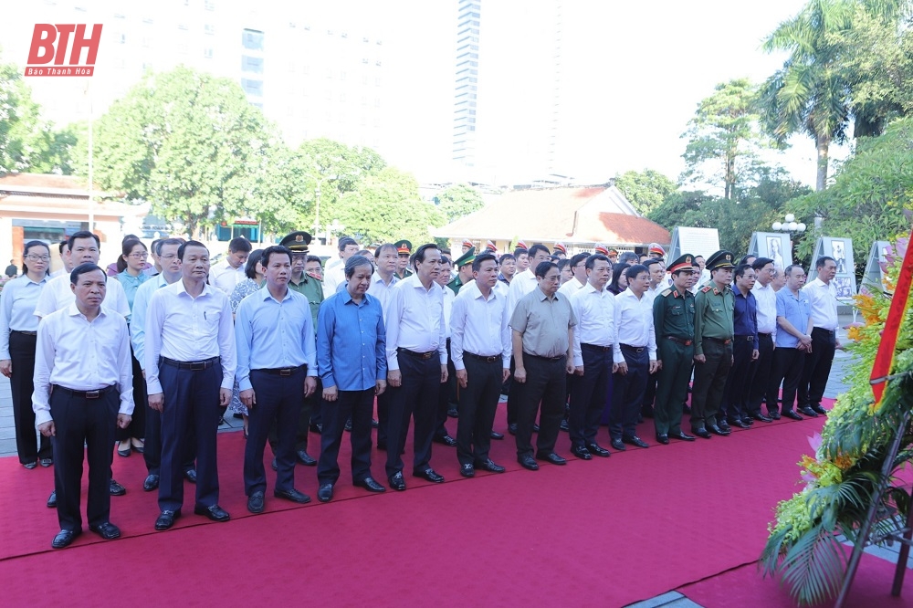 Thủ tướng Chính phủ Phạm Minh Chính dâng hoa, dâng hương Chủ tịch Hồ Chí Minh; thăm và làm việc tại Khu kinh tế Nghi Sơn