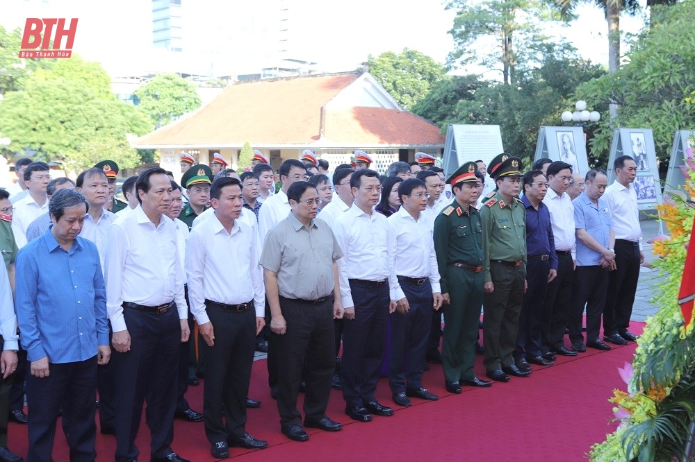 Thủ tướng Chính phủ Phạm Minh Chính dâng hoa, dâng hương Chủ tịch Hồ Chí Minh; thăm và làm việc tại Khu kinh tế Nghi Sơn