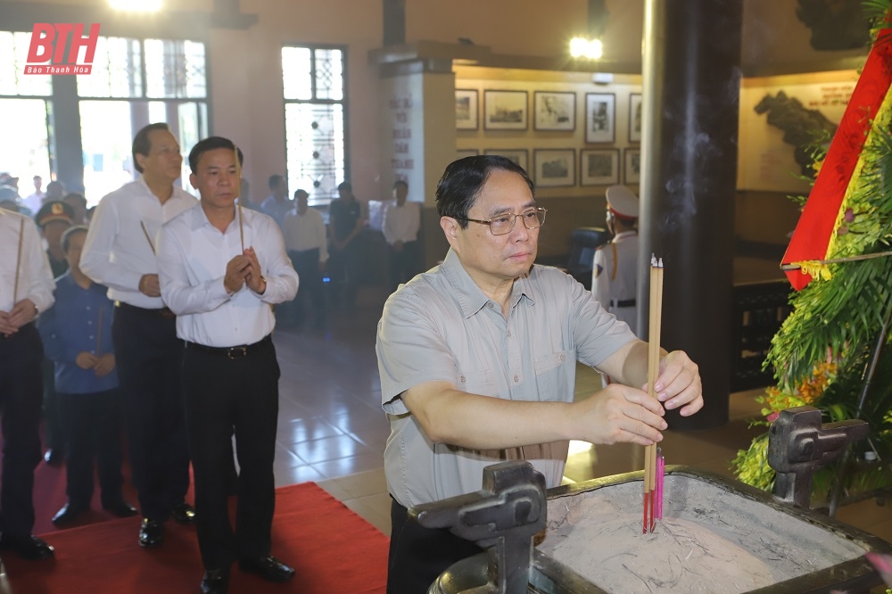 Thủ tướng Chính phủ Phạm Minh Chính dâng hoa, dâng hương Chủ tịch Hồ Chí Minh; thăm và làm việc tại Khu kinh tế Nghi Sơn