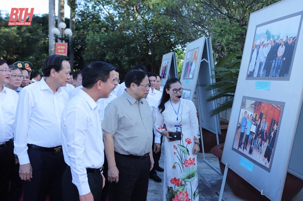 Thủ tướng Chính phủ Phạm Minh Chính dâng hoa, dâng hương Chủ tịch Hồ Chí Minh; thăm và làm việc tại Khu kinh tế Nghi Sơn