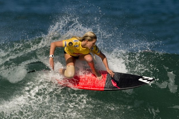 Nữ vận động viên Australia chinh phục ngọn sóng với thành tích 13,3m