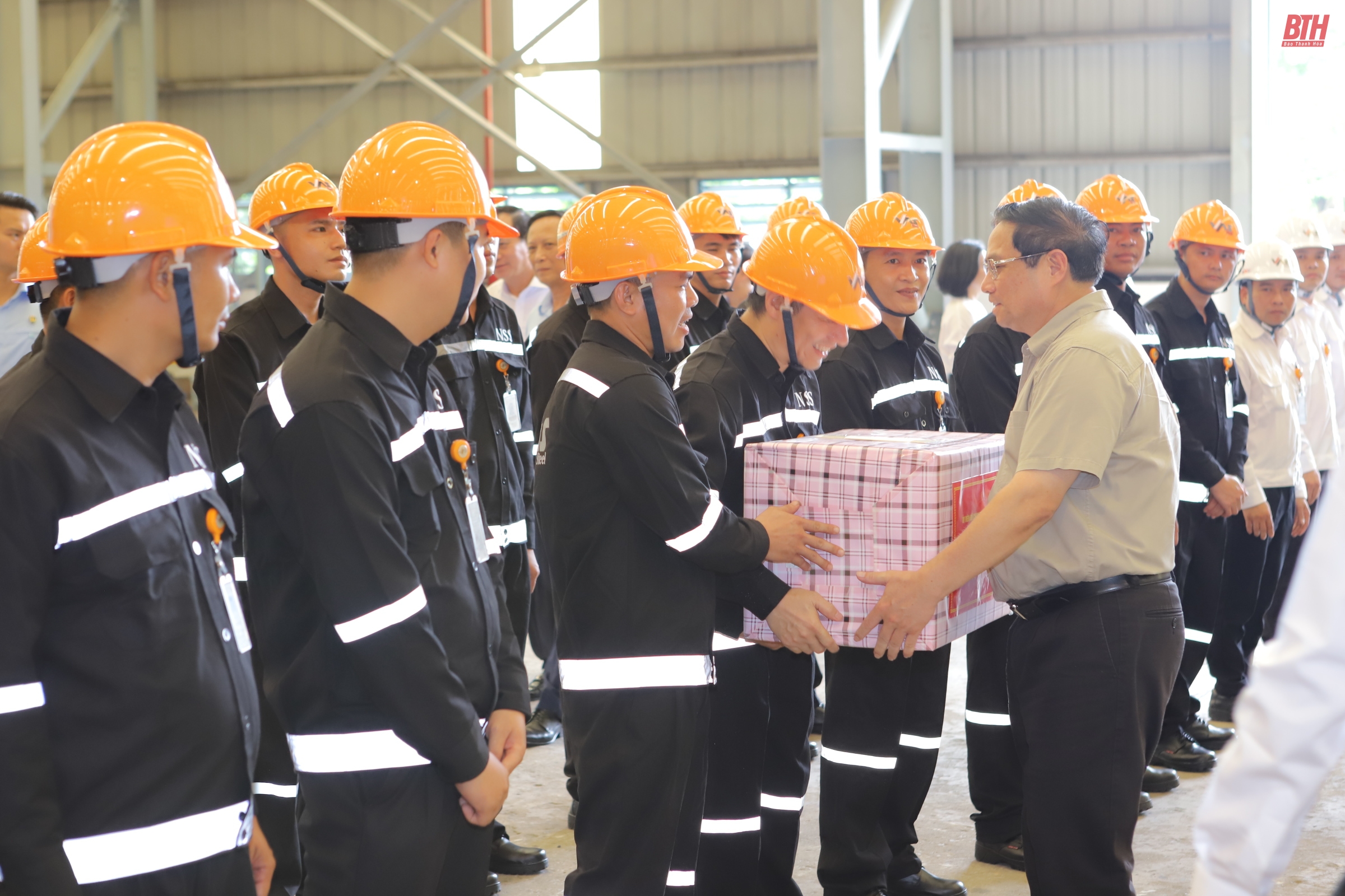 Thủ tướng Chính phủ Phạm Minh Chính dâng hoa, dâng hương Chủ tịch Hồ Chí Minh; thăm và làm việc tại Khu kinh tế Nghi Sơn