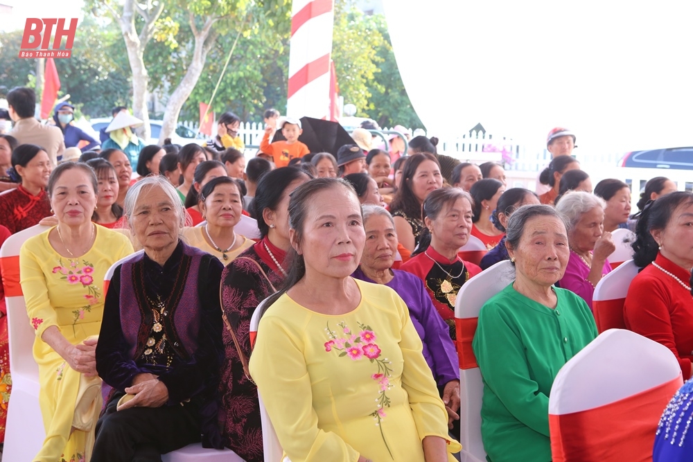 Phó Thủ tướng Chính phủ Trần Lưu Quang và các đồng chí lãnh đạo tỉnh chung vui ngày hội Đại đoàn kết toàn dân tộc tại tỉnh Thanh Hóa