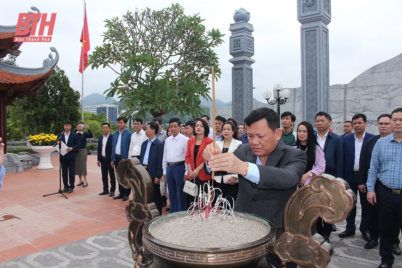 Đoàn công tác tỉnh Thanh Hóa dâng hương Đền thờ Bác Hồ và thăm Di tích quốc gia đặc biệt Nhà tù Sơn La