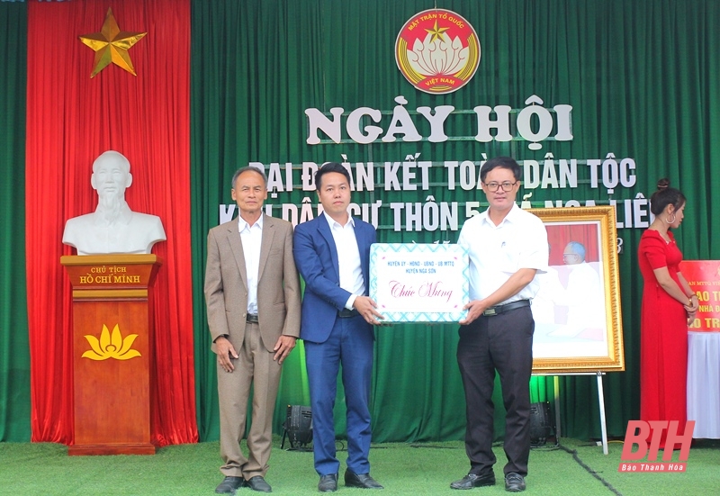 Phó Trưởng Đoàn ĐBQH tỉnh Mai Văn Hải dự Ngày hội Đại đoàn kết toàn dân tộc tại thôn 5 xã Nga Liên