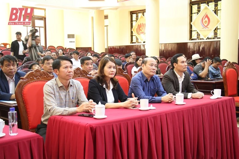 Chi hội báo chí Trung ương tại Thanh Hóa trao quà cho học sinh huyện Bá Thước