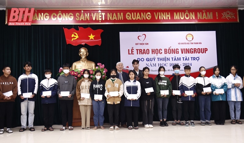 Trao học bổng từ Quỹ Thiện Tâm cho học sinh nghèo vượt khó học giỏi