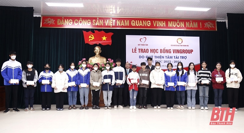 Trao học bổng từ Quỹ Thiện Tâm cho học sinh nghèo vượt khó học giỏi