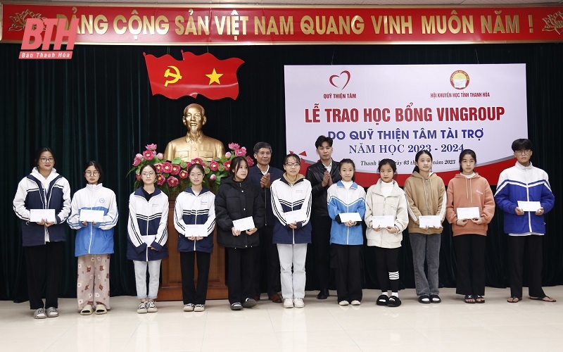 Trao học bổng từ Quỹ Thiện Tâm cho học sinh nghèo vượt khó học giỏi