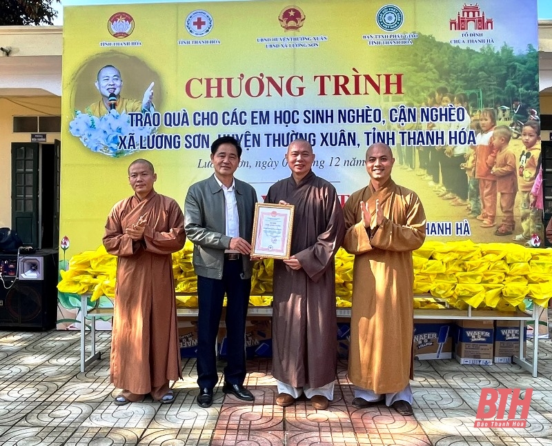 Trao tặng 650 suất quà cho các em học sinh nghèo, cận nghèo xã Lương Sơn