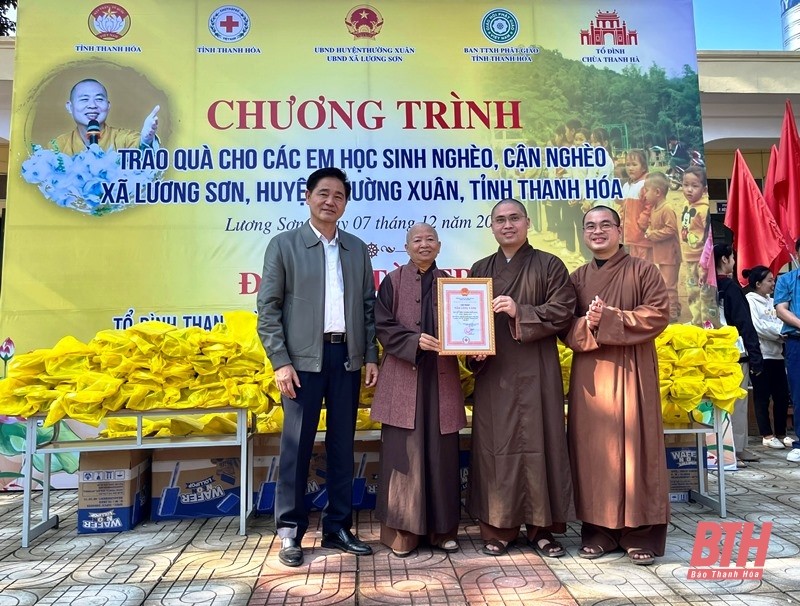 Trao tặng 650 suất quà cho các em học sinh nghèo, cận nghèo xã Lương Sơn