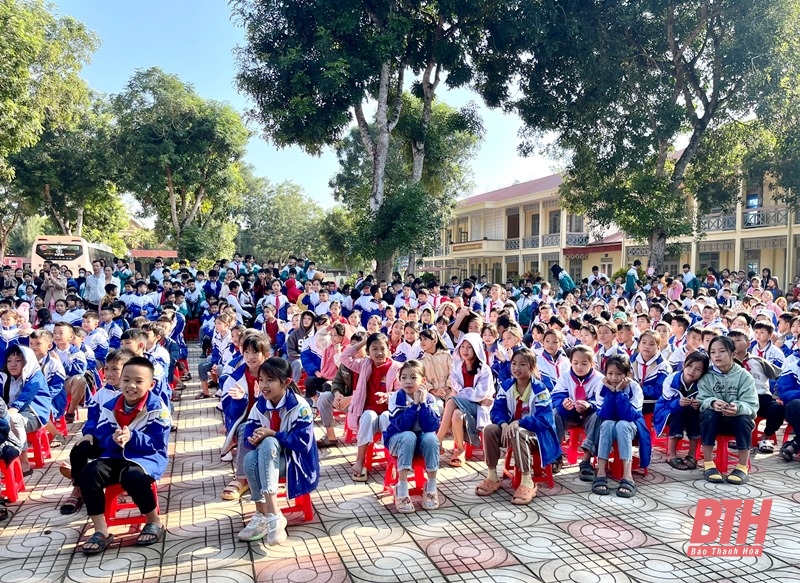 Trao tặng 650 suất quà cho các em học sinh nghèo, cận nghèo xã Lương Sơn