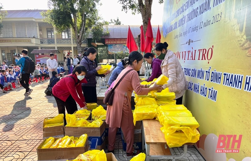Trao tặng 650 suất quà cho các em học sinh nghèo, cận nghèo xã Lương Sơn