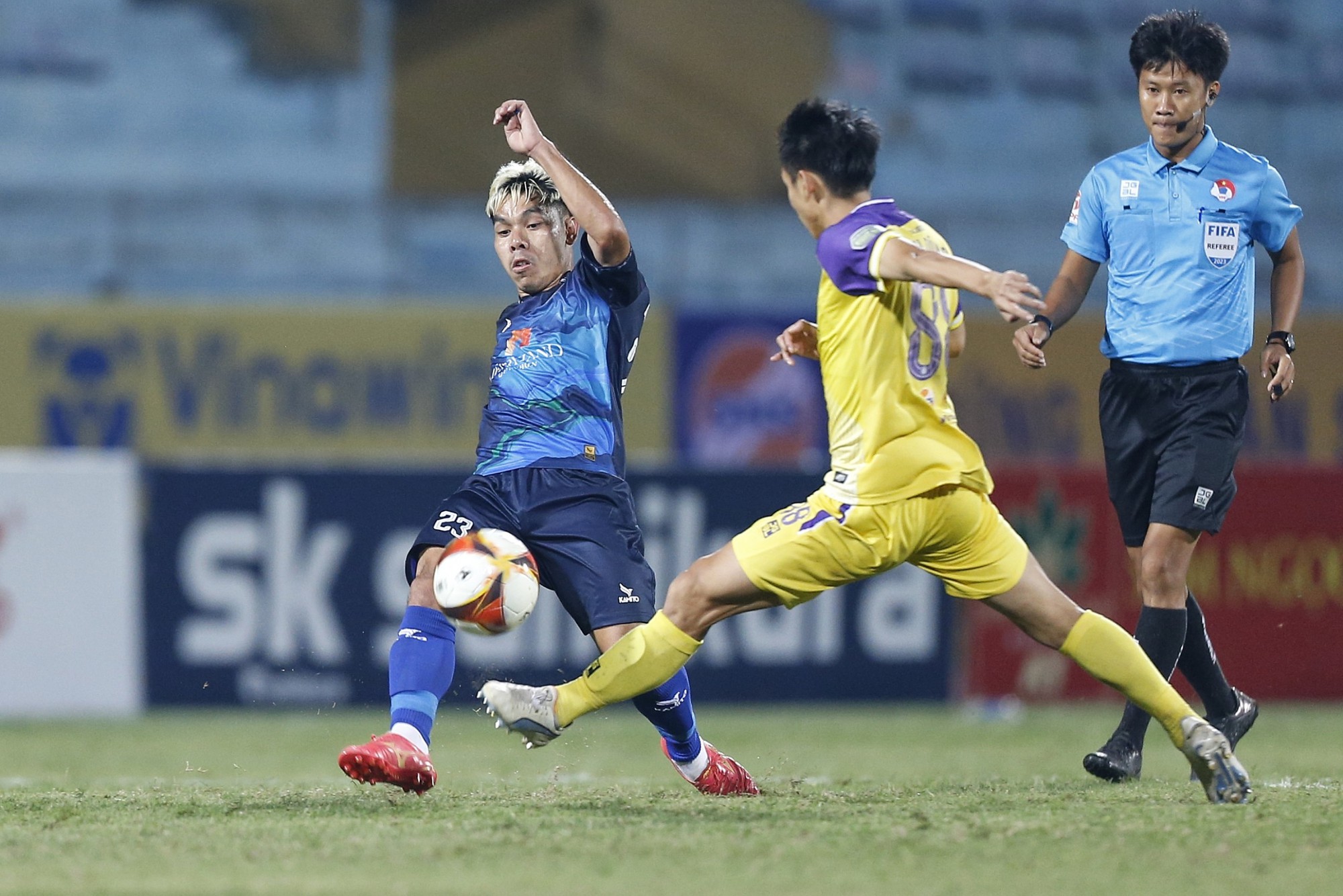 Đội bóng Yokohama FC của Công Phượng xuống hạng; Rashford bị nghi “chống đối” Ten Hag