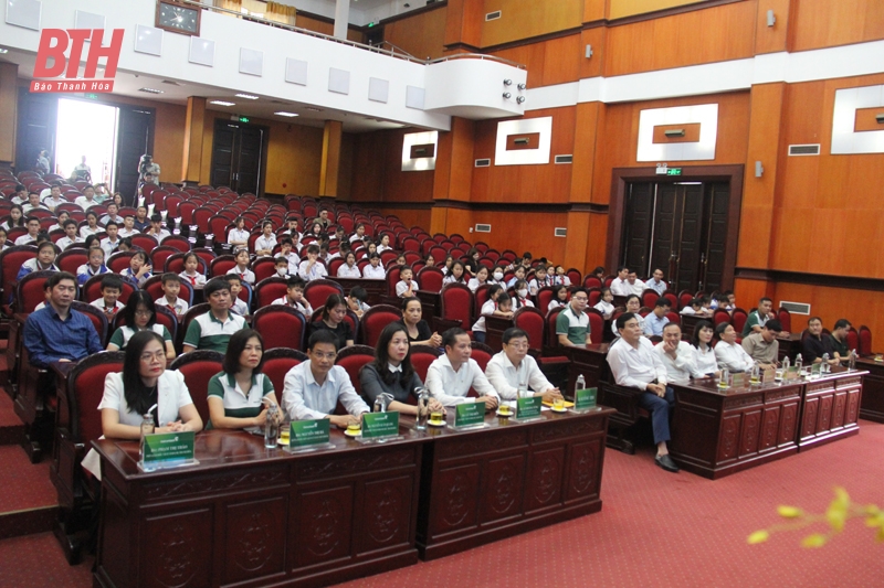 Ngân hàng TMCP Ngoại thương Việt Nam trao tặng Quỹ khuyến học và máy tính cho huyện Quảng Xương