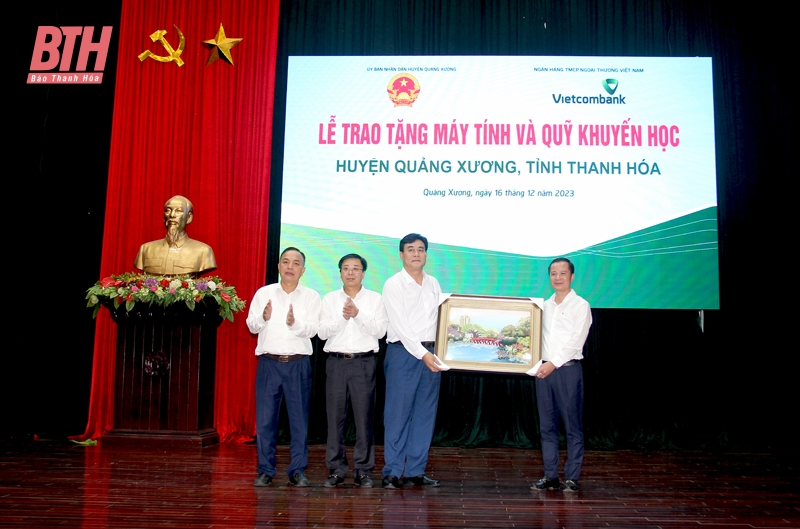 Ngân hàng TMCP Ngoại thương Việt Nam trao tặng Quỹ khuyến học và máy tính cho huyện Quảng Xương