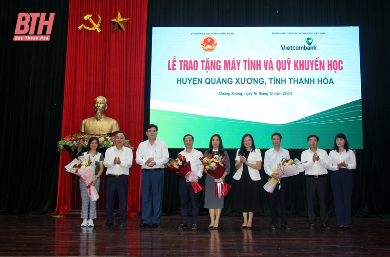 Ngân hàng TMCP Ngoại thương Việt Nam trao tặng Quỹ khuyến học và máy tính cho huyện Quảng Xương